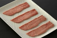 カルビの中で最も濃厚で美味しいとされる貴重な和牛三角バラ。繊細な霜降りと蕩ける食感。