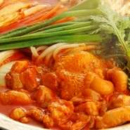 旨味のある牛モツ、野菜を煮込んだコラーゲンたっぷりの韓国鍋。一番人気の鍋。辛味の効いた味噌味が癖になると大好評。