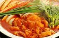 旨味のある牛モツ、野菜、うどんをじっくり煮込んだコラーゲンたっぷりの韓国鍋。一番人気の鍋。辛味の効いた味噌味が癖になると大好評。