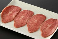 肩肉の一部。美しい霜降りとジューシーで蕩ける濃厚な和牛の甘味が口いっぱいに広がる逸品。