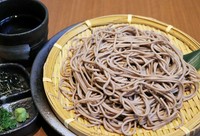 出雲そば特有の色、風味、コシ！最後の〆にツルッといっちゃて下さい。