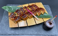 外は香ばしく、中はふっくらとしたうなぎの蒲焼き！お好みで山椒を付けてお召し上がりください。
人数に合わせたレギュラーサイズ（￥2800）、ミニサイズ（￥790）も用意しております。