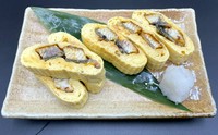 ふっくらとしたうなぎ蒲焼きを、出汁が香る玉子で包みました。是非熱々のうちにお召し上がりください。
少人数様向けのハーフサイズ（￥550）も用意しております。