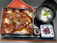 ふっくらなうなぎと甘辛いタレが相性抜群なうな重。お漬物とあら汁付きでお食事にピッタリです！