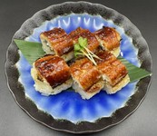 うなぎを棒寿司にした贅沢な一品です。
少人数様向けのハーフサイズ（￥650）も用意しております。
