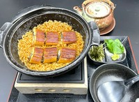 うなぎの旨味が楽しめる釜飯！卓上で炊き上げるため出来上がりをすぐ楽しめます。始めはそのまま、次は薬味と、最後は出汁をかけてお召し上がりください！