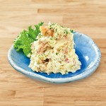 揚げたてザクザクのコロッケとポテトサラダは相性抜群！