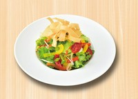 彩り野菜とパリパリ食感が楽しめる逸品です。ごまドレッシングでお召し上がりください。