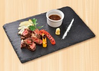 濃厚ジューシーな中落ちカルビ。タレ・塩・山わさびをお好みで。