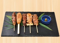 「国産」鶏もも串・鶏ハツ串・鶏レバー串・砂肝串・鶏つくねの盛り合わせ。
塩焼きorタレ焼きお選び頂けます。
それぞれ単品でも用意できます。