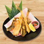 骨まで食べられるかれいの唐揚げ。レモン・薬味ポン酢でお召し上がりください！