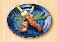 濃厚ジューシーな中落ちカルビの串焼き。