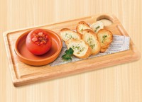 トマトをまるごと使ったサルサ。お好みで崩しながらバケットにのせてお召し上がりください。