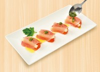 トマトとモッツァレラチーズを生ハムで包んだ贅沢な一品。