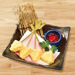 とろっとカマンベールチーズの天ぷら。はちみつ入りのいちごソースでお召し上がりください。