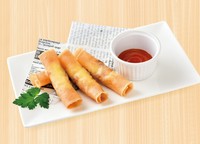 モッツァレラチーズと燻製ベーコンが楽しめるカリッと春巻き。おつまみにピッタリです。