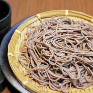 出雲そば特有の色、風味、コシ！最後の〆にツルッといっちゃて下さい。