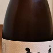 あえて米を削らず、米の旨みを生かした純米酒。 落ち着いた味わいがあり食中酒、燗酒に最適です。