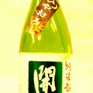 米の旨みを感じながら飲み飽きしないスッキリとした辛口純米。中取りのみを使用したむろか生原酒。 日本酒度は＋15と超辛口ですが、旨みがあるのでそこまで辛く感じません。 