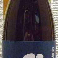 すっきりとした飲み口で、芳醇な米の旨味を感じられます。料理との相性も良く、お互いの味を引き立て合い後口もすっきりとします。