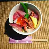 日替わり海鮮丼ランチ(小鉢､お味噌汁､お漬けもの付き)