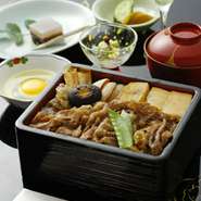 すき焼き重3,850円に
小鉢、赤出汁、お菓子　セットメニュー