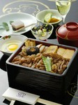 すき焼き重3,850円に
小鉢、赤出汁、お菓子　セットメニュー