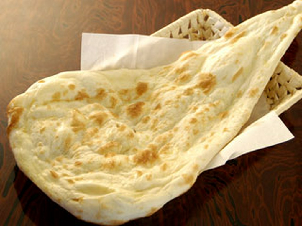 炭火のタンドリーで焼き上げたナンは香りもよく美味しいです！