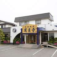 国道45号線、イオンモール下田から十和田方面500m。駐車台数50台。冷房完備。飲み物メニューも充実しており、仲間とのご宴会にもご利用できます。
