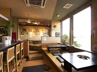 広い窓で解放感溢れる店内