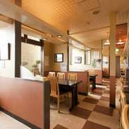 会社のお昼休みも夕飯時のご家族でもどなた様でも入りやすい店内

