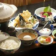 馬肉鍋、刺身、天ぷら、ライス、お新香、フルーツ