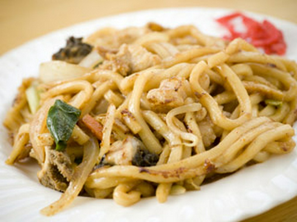 ホルモンうどん　味噌汁付