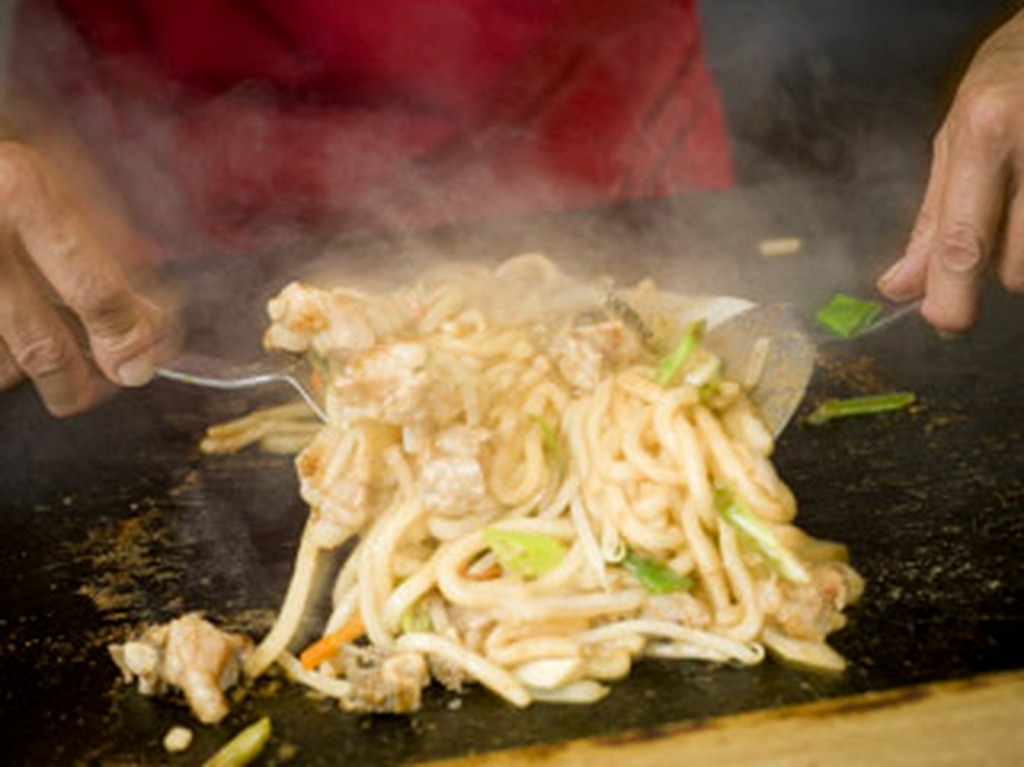 目の前で焼いてくれるホルモンうどんは匂いも味にも惹かれます。