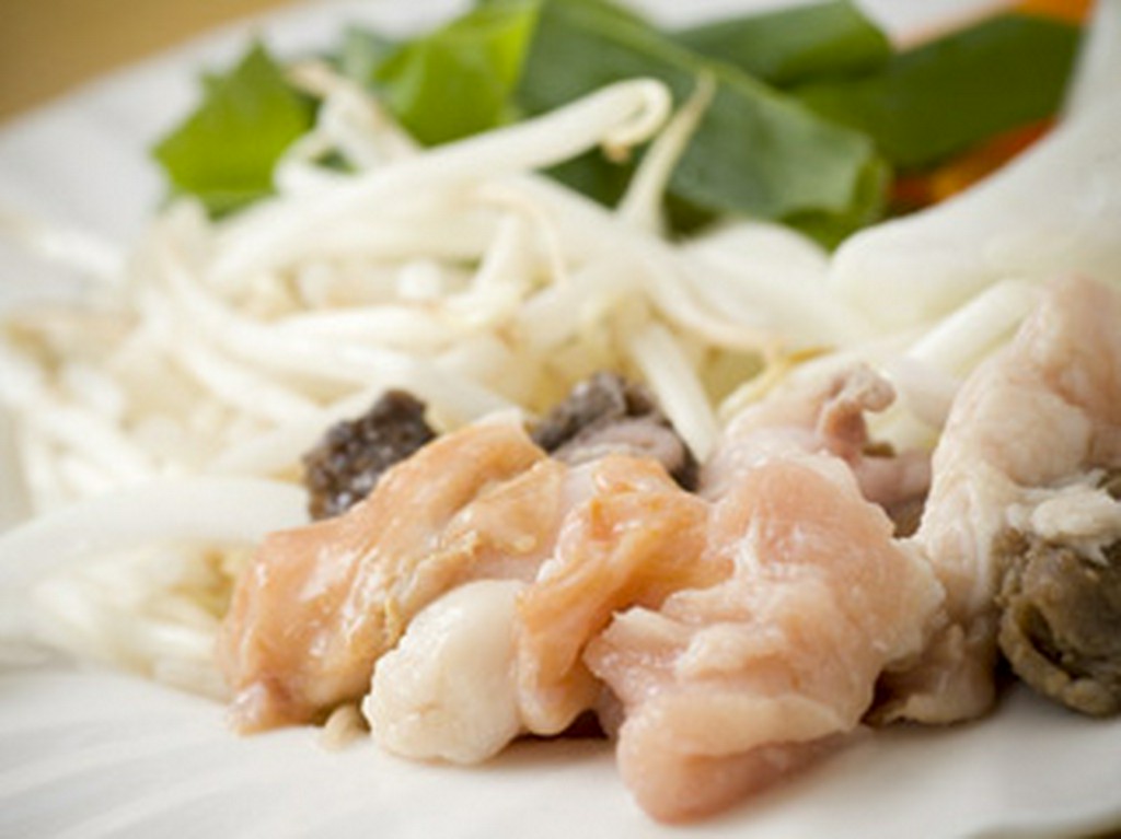 プリプリしたホルモンを香ばしく焼きます。