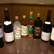 「杏露酒」（アンズ）、「茘枝酒」（ライチ）などはもちろん、ワインやウィスキー、日本酒に焼酎と、中国料理にも合うお酒を各種幅広く取り揃えています。