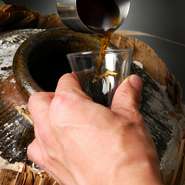 瓶詰めのものとは一味違う「かめ出し紹興酒」。じっくりと熟成された味わい、コクや甘味、そして豊かな香りは温めることにより一層増します。適量を飲むことで、健康的に楽しむことができるお酒です。