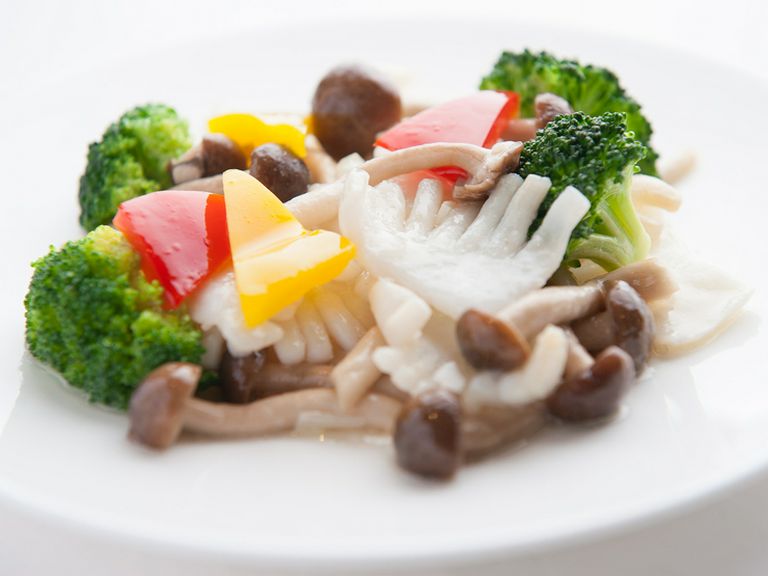 季節野菜と紋甲いか花切の塩味炒め