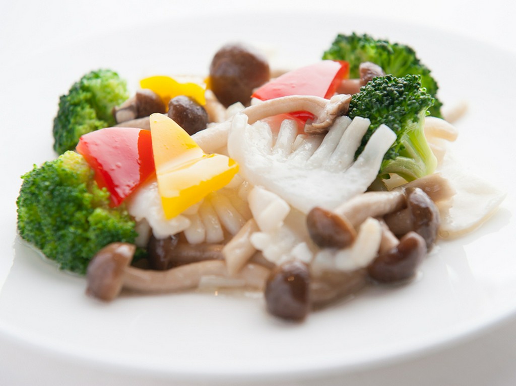 季節野菜と紋甲いか花切の塩味炒め