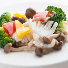 季節野菜と紋甲いか花切の塩味炒め