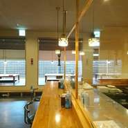 掘りごたつ式のお座敷が4部屋ございます。ロールカーテンを降ろしていただいての個室となりす。