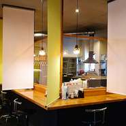 ひと席ひと席にロールカーテンを完備しています。お一人様でもゆっくり落ち着いてご飲食いただけます。