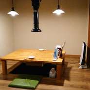 仲の良いお二人で。二人用の掘りごたつ個室です。