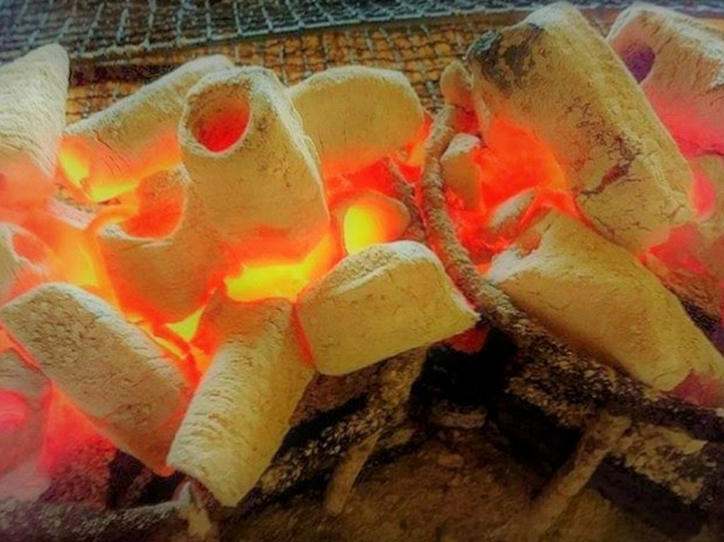 こだわりの食材を炭火焼きで