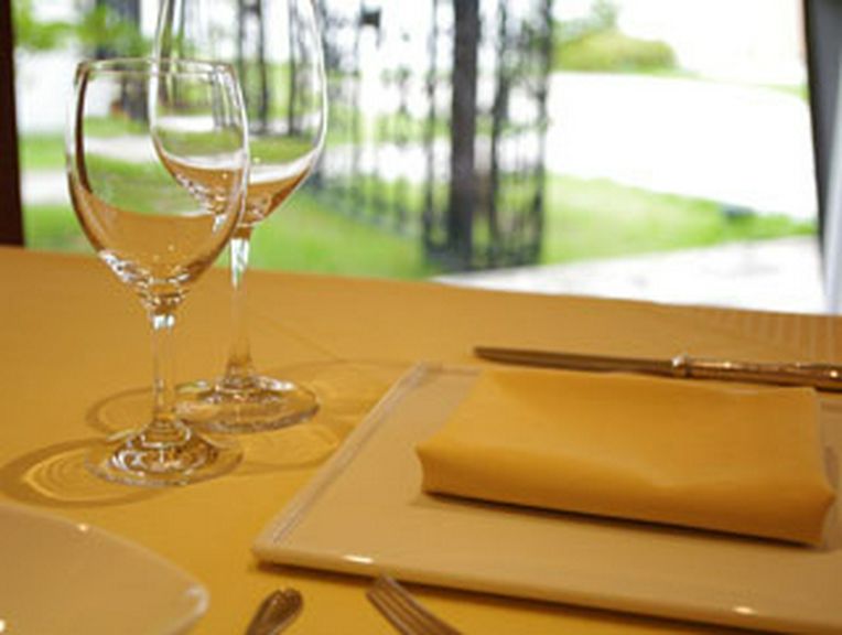 店内からは庭の芝生やチャペルの門が見え開放感があります