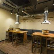 フローリングの床に、ライトベージュの壁、梁がむき出しのままの天井。天井のスポットライトによるライティングが部屋をおしゃれに演出します。

