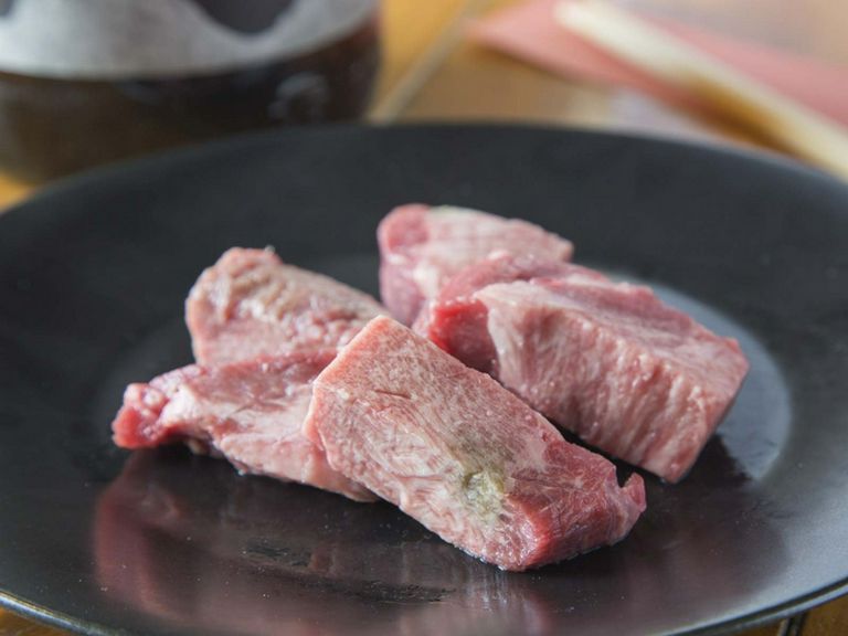 ジューシーで、程よい歯応えのある『上厚切りタン塩』