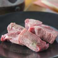 適度な脂がのった霜降り状の柔らかな肉。塩で食べると旨みが一層引き立ちます。