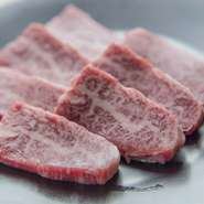 カルビの中でもサシが強く、脂の甘さ、味わい深さもダントツ。濃厚な肉の旨味を満喫できます。