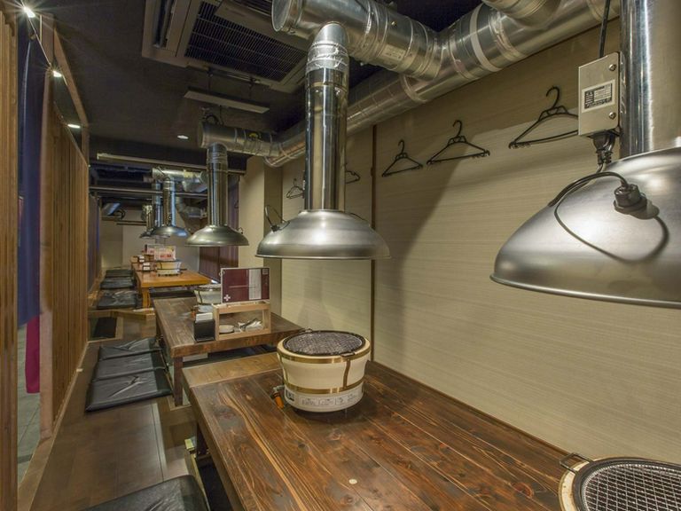 席と席の間に仕切りをつけると「半個室」に早変わり